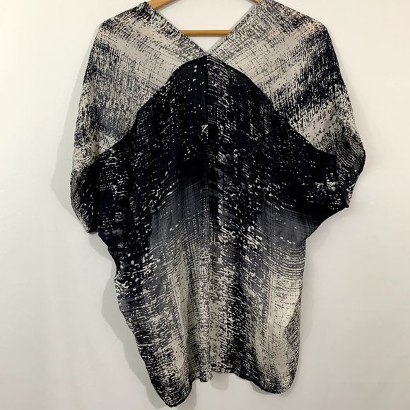 Vince Abstract Silk Pullover Blouse V Neck Black and White Dolman Sleeve Size L - Picture 5 of 6